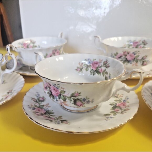 Vintage Royal Albert Moss Rose Two Handled Soup Bowls with underplate set of 5 - Picture 1 of 13